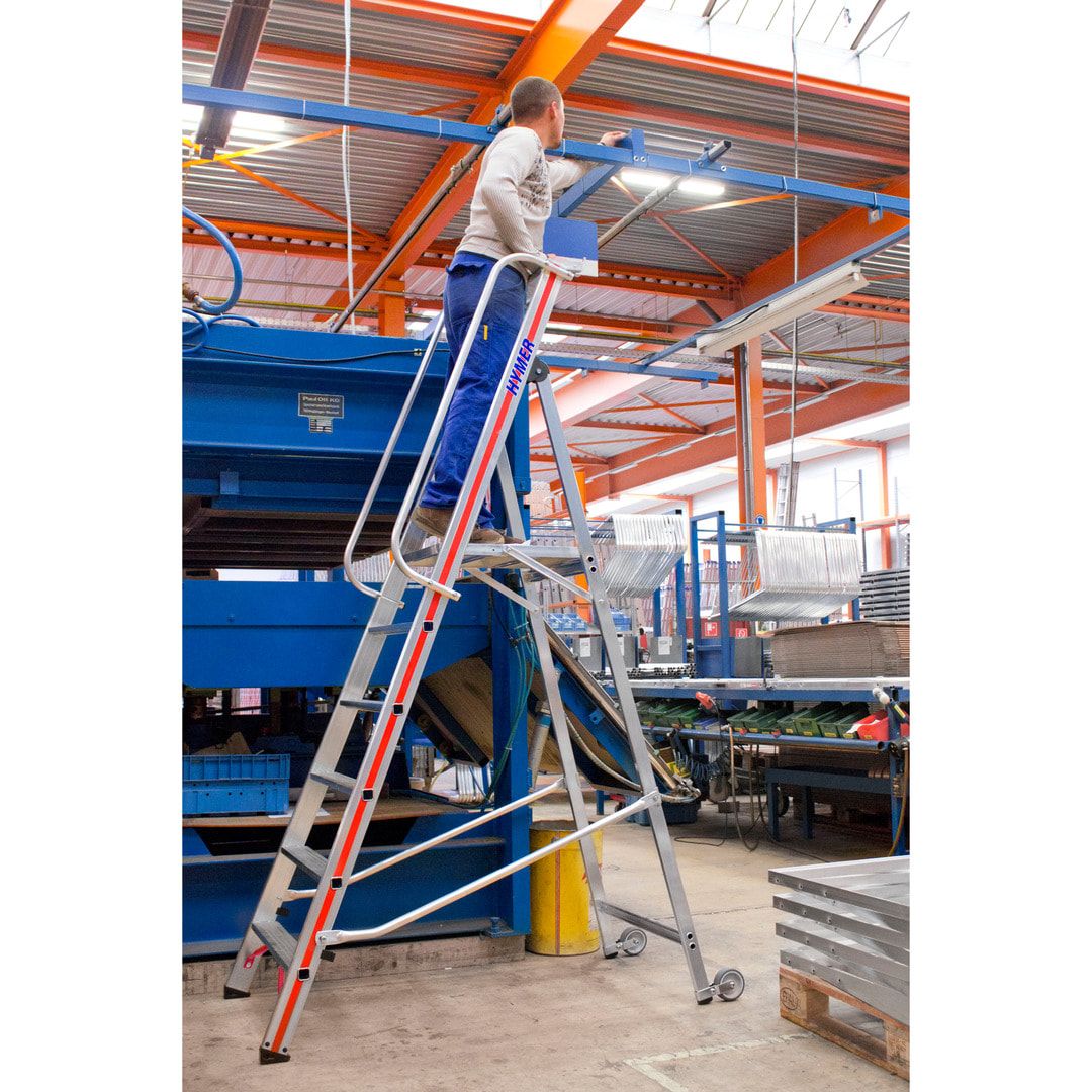 Plattformleiter mit langem Handlauf - Kipprollen - Leiterlänge 1.950 mm - mit Einhängehaken und Ablageschale - Aluleiter - Hymer
