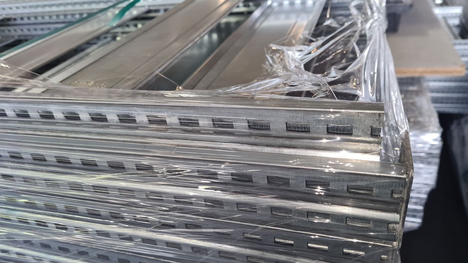 Gebrauchtes Fachbodenregal - ca. 2.500 x 9.051 x 600 mm (HxBxT) - Fachlast 150 kg - 6 Böden - beidseitig bedienbar