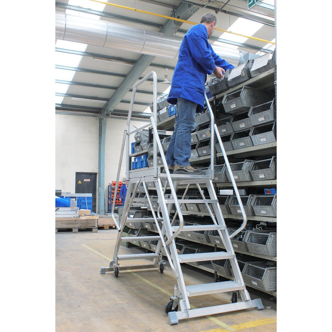 Fahrbare Podestleiter - beidseitig begehbar - Stufenzahl 2 x 3 - Höhe 1.760 mm - Podesttreppe - Rollpodest - Plattformleiter - Hymer