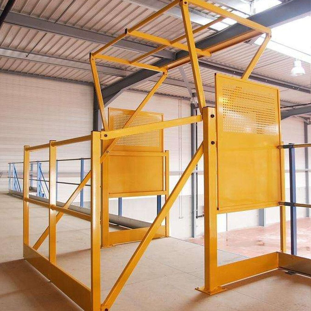 Lagerbühne - 2.100 x 10.000 x 10.000 mm (HxBxT) - 250 kg/qm - mit Böden - Perlweiß (RAL 1013)