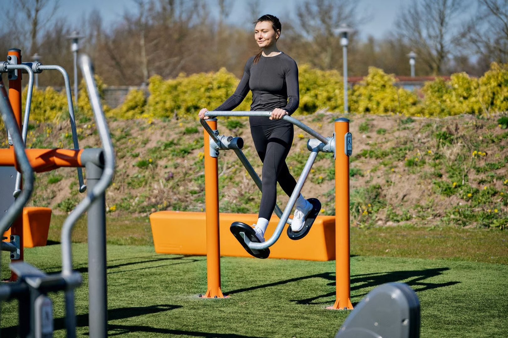 Free Runner, Mobilität, Beine, Hüftbereich, Cardiotraining, Stahlrohr, pulverbeschichtet, Fitnessapp, 1.410 x 640 x 1.300 mm (HxBxT), Farbe Grau