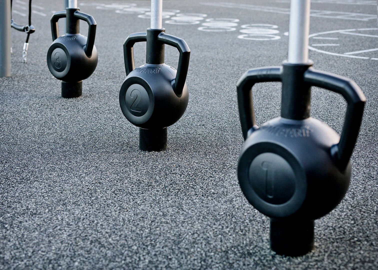 Magnetic Bells Pro, Cross Trainer, Erklärtafel, Neodym-Magnete, ergonomisch, feuerverzinkt, Stahl, 3 Nutzer, 3.340 x 1.060 x 3.900 mm (HxBxT), Grau