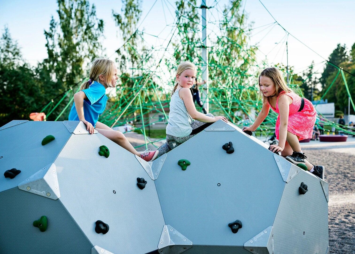 Kletterwürfel, Klettergriffe, schräge Panels, Kletterstollen, recyceltes Material, für ca.10 Nutzer, Maße 1.710 x 1.800 x 2.990 mm (HxBxT, mehrfarbig