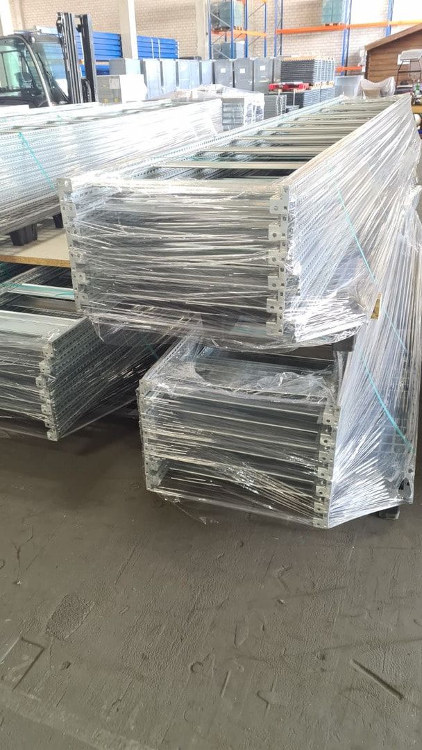 Gebrauchtes Fachbodenregal - ca. 2.500 x 9.051 x 600 mm (HxBxT) - Fachlast 150 kg - 6 Böden - beidseitig bedienbar