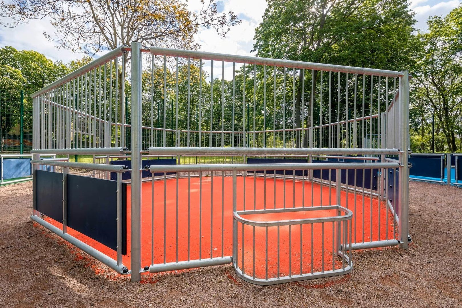 Panna Multisportarena, 2m Höhe, vandalismussicher, Karbonstahl, Hockey Eingang, ab 3 Jahre, 2.030 x 6.330 x 6.930 mm (HxBxT), Farbe Metallgrau