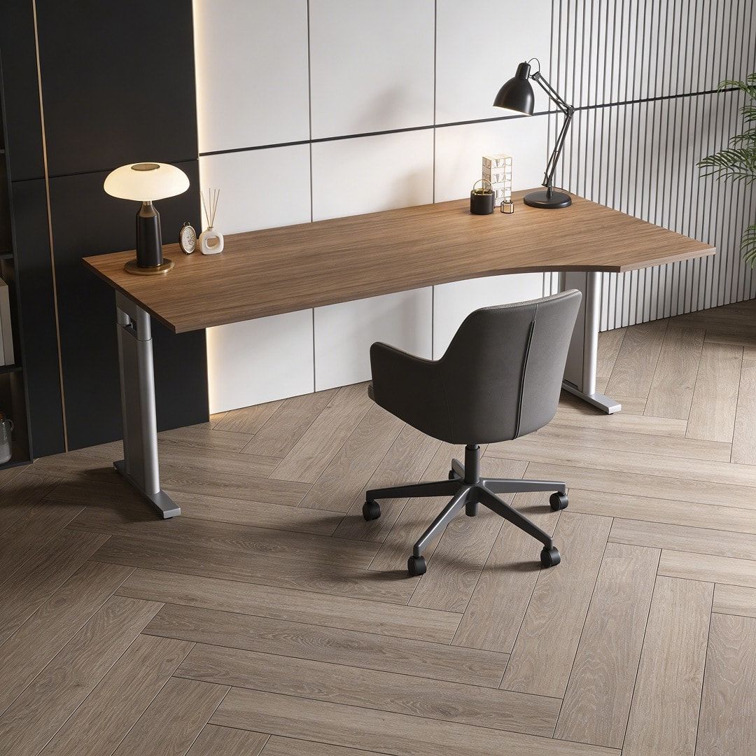 Eckschreibtisch, Ecke rechts, Füße einseitig verkürzt, C-Fuß Pro, höhenverstellbar, 680-820 x 1.600 x 1.000 mm (HxBxT), Gestell silber, Dekor Ahorn